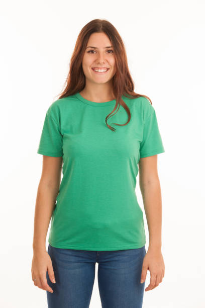 красивая молодая женщина в зеленой футболке на белом фоне - green t shirt стоковые фото и изображения