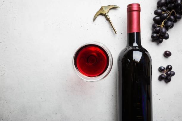 red wine and ripe grapes - garrafa vinho imagens e fotografias de stock