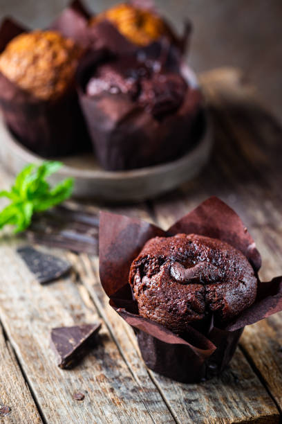 muffin de chocolate negro - coffee muffin pastry blueberry muffin fotografías e imágenes de stock
