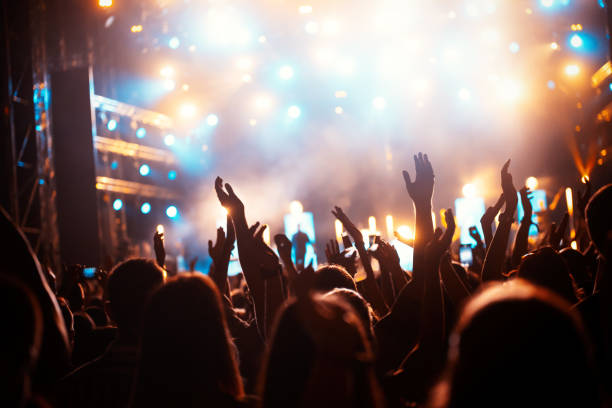 파티 사람들은 축제에서 콘서트를 즐깁니다. 여름 음악 축제 - 춤 이미지 뉴스 사진 이미지