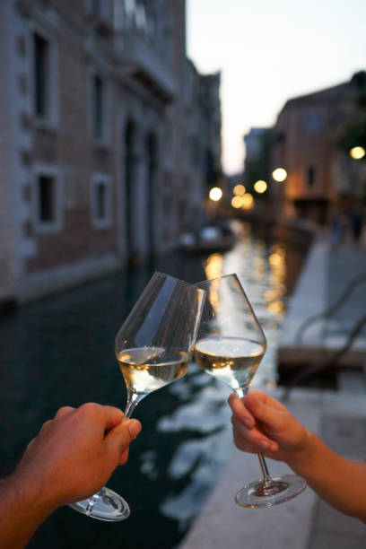gafas de vino clink en venecia - veneto fotografías e imágenes de stock