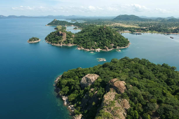 ripresa aerea con drone di montagne verdi e acqua blu - republic of malawi foto e immagini stock