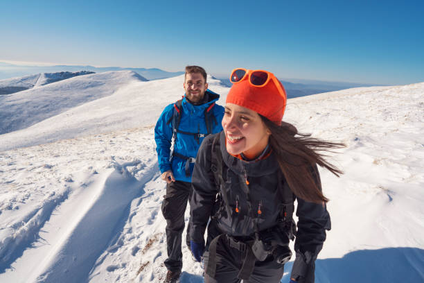 glück, wenn du da oben auf dem berg bist - snow walking stock-fotos und bilder