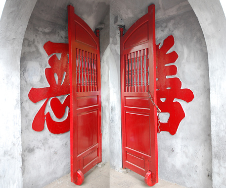 The door with the wall of chinese character of evil (left) and kindness (right).