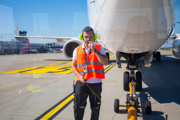 ground crew towing airplane to the runway for departure - ground crew audio imagens e fotografias de stock