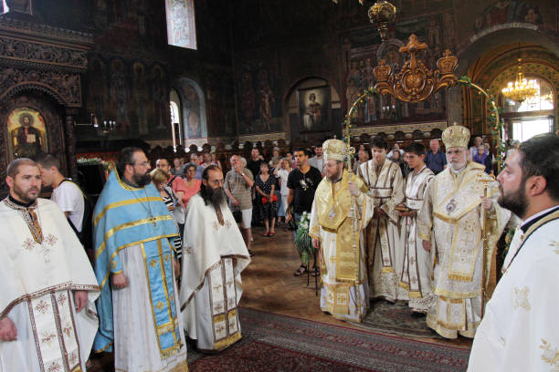 um bispo realizando liturgia em uma igreja ortodoxa oriental st. sedmochislenitsi em sófia, bulgária, em 15 de agosto de 2012. - orthodox orthodox church christianity church - fotografias e filmes do acervo