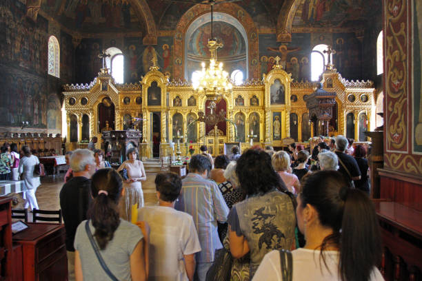 as pessoas rezam por uma santa missa na igreja de st. sedmochislenitsi em sófia, bulgária, em 15 de agosto de 2012. - orthodox orthodox church christianity church - fotografias e filmes do acervo