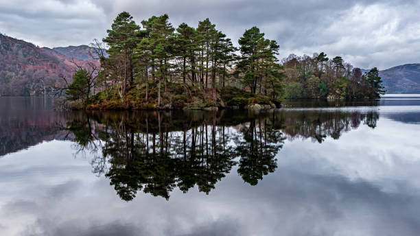 reflections of loch katrine, schottland - highlands region loch reflection mountain stock-fotos und bilder