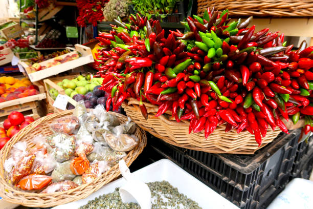 ガリポリの町、イタリア、プッリャ地域、アドリア海の伝統的なイタリアの果物、野菜、スパイス市場でチリ、赤唐辛子、 - pepper bell pepper market spice ストックフォトと画像