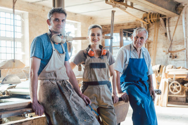 firma rodzinna carpenter z pokoleniami w warsztacie - carpenter carpentry craft skill zdjęcia i obrazy z banku zdjęć