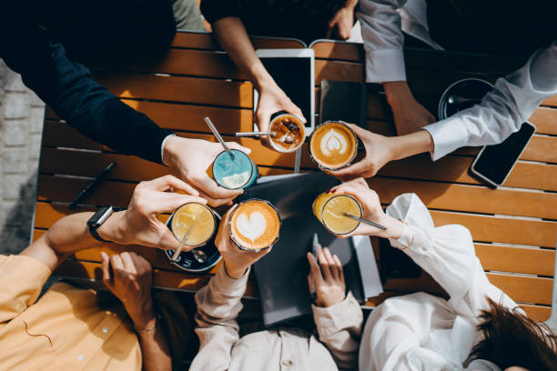 vue d’angle supérieur d’un groupe de collègues d’entreprise ayant des boissons avec des pailles en acier inoxydable réutilisables et célébrant après le travail - hot drink photos et images de collection