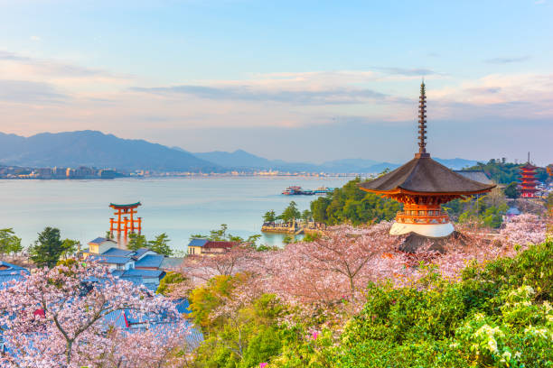 宮島、広島、春の日本 - 広島 ストックフォトと画像