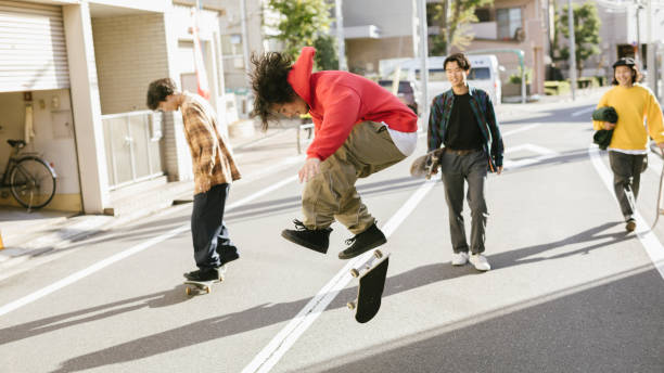 거리에서 스케이트 보더의 그룹 - skateboarding skateboard extreme sports sport 뉴스 사진 이미지