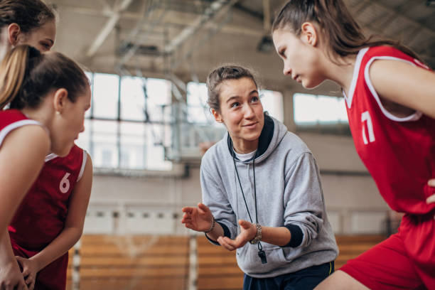 trainer steht mit basketball-team - coach individuality organized group gym stock-fotos und bilder