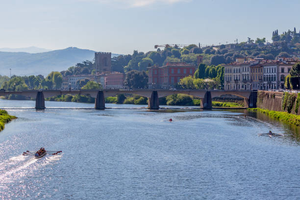 view of the arno river in florence with rowing boats - skiff nautical vessel rustic old imagens e fotografias de stock