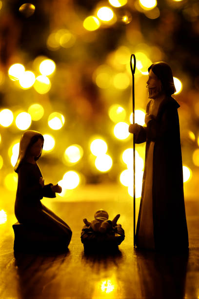 primer plano de la natividad con luces navideñas fuera de foco para el verdadero significado de la fiesta cristiana - joseph fotografías e imágenes de stock