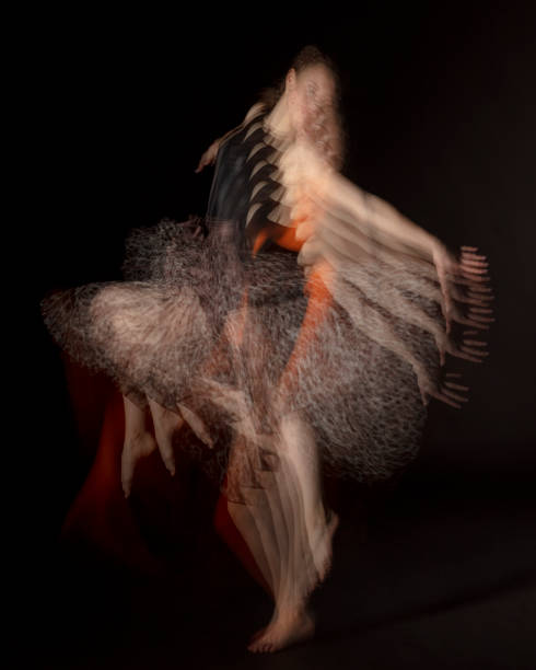 tänzerin in stroboskopischem licht auf schwarzem hintergrund - stroboscopic image stock-fotos und bilder