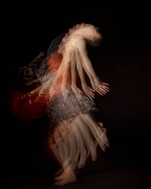 bailarina con luz estroboscópica sobre fondo negro - stroboscopic image fotografías e imágenes de stock