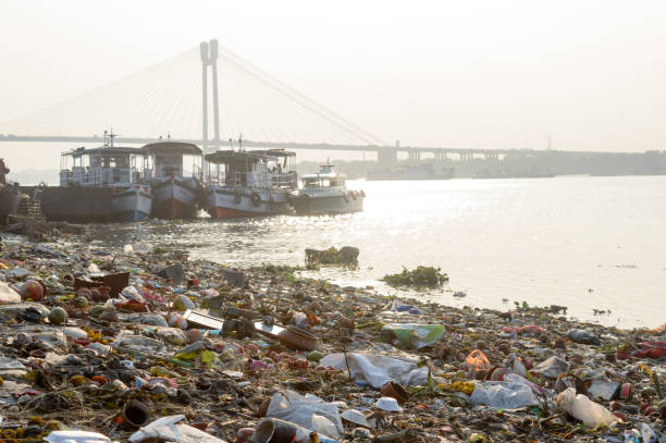 ganges water pollution zanieczyszczone świętej ganga z ludzkich odpadów, resztki przemysłowe, ścieków domowych i rytuałów religijnych z miast miastach stanowi zagrożenie dla środowiska zdrowotnego. kalkuta indie - pollution sea toxic waste garbage zdjęcia i obrazy z banku zdjęć