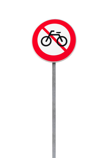 Sign prohibiting the circulation of bicycles in an area where only people can walk