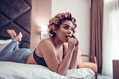 frau-mit-haar-lockenwickler-liegen-auf-dem-bett-und-mit-telefon.jpg?b=1&s=170x170&k=20&c=IvwQQZcXzQY4wrppdWpWzIjH_r9o97QTjpHExND1C_k=