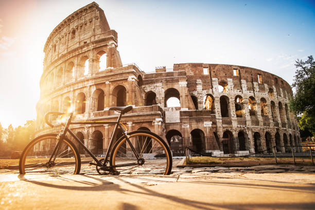 bicicletta al colosseo di roma in una calda giornata estiva di sole caldo: vacanza in italia - racing bicycle bicycle cycling yellow foto e immagini stock