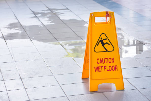 sinal de piso molhado de advertência amarela - falling accident danger slippery - fotografias e filmes do acervo