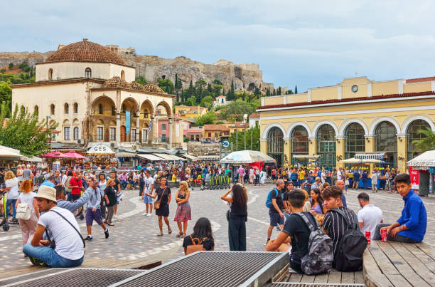 ludzie na placu monastiraki w atenach - greece acropolis athens greece famous place zdjęcia i obrazy z banku zdjęć