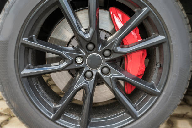 настроенная тормозная система спортивного автомобиля с черными алюминиевыми дисками - диск колеса стоковые фото и изображения