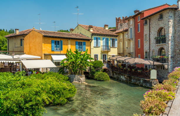 ヴァレッジョ・スル・ミンチョの近くの美しいボルゲット村。ヴェローナ県 - verona italy travel europe sunlight ストックフォトと画像