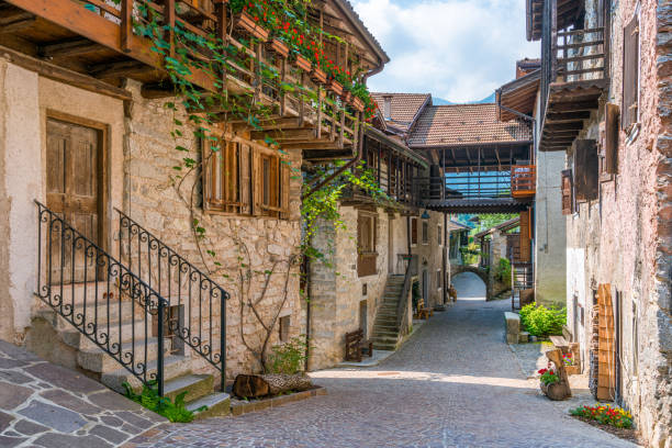 a pitoresca vila de rango, na província de trento, trentino alto adige, itália. - north tirol - fotografias e filmes do acervo