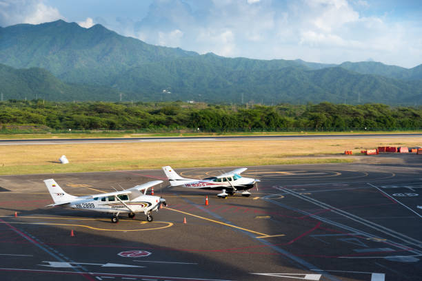 petits avions stationnés à l’aéroport de santa marta. colombie - small airport cessna airplane photos et images de collection