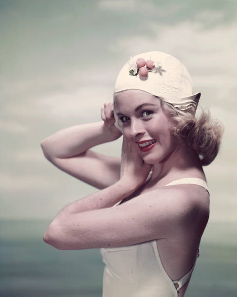 jeune femme en costume de bain, souriant, portrait - bonnet de bain photos et images de collection