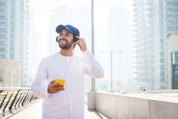 homem árabe com kandora em dubai - arab style audio - fotografias e filmes do acervo