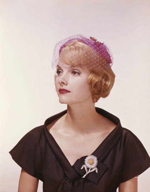 着ている若い女性が付いた網状の帽子、クローズアップ - 1950s style adult beautiful beauty ストックフォトと画像