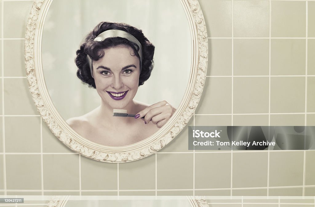 Junge Frau, die Reflexion im Spiegel holding Zahnbürste, Lächeln, - Lizenzfrei Archivmaterial Stock-Foto