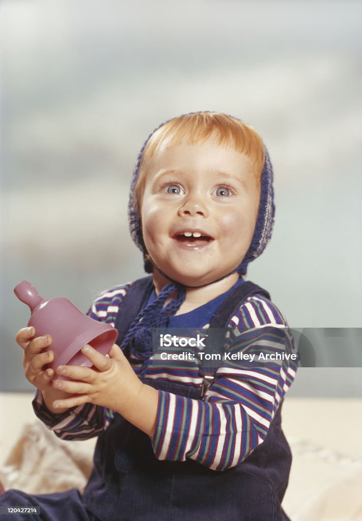 Ребенок мальчик играет с Игрушечный, улыбается - Стоковые фото Младенец роялти-фри