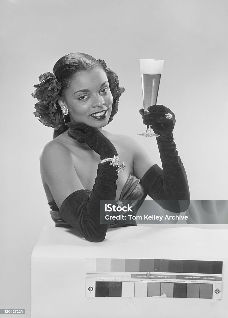 Jovem mulher segurando copo de cerveja, sorridente, retrato - Royalty-free De arquivo Foto de stock