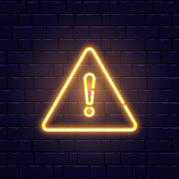 vorsicht neonschild an ziegelwand. glühendes gold-ausrufezeichen-symbol. warnsymbol. achtung-taste. realistische nacht-zeichen. nacht helle werbung. vektor-illustration - safety error message sign warning sign stock-grafiken, -clipart, -cartoons und -symbole