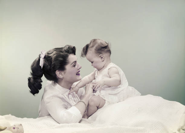 мать и ребенок, улыбается - caucasian child offspring color image стоковые фото и изображения