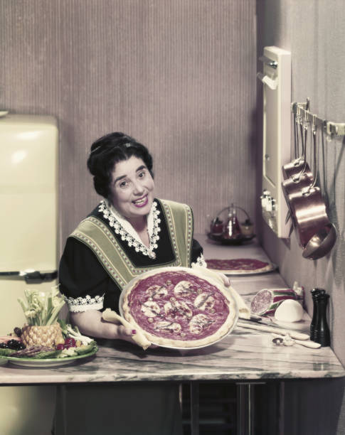 mulher na cozinha preparando pizza - 1955 - fotografias e filmes do acervo