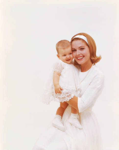 mère tenant sa petite fille sur fond blanc - baby people headband portrait photos et images de collection