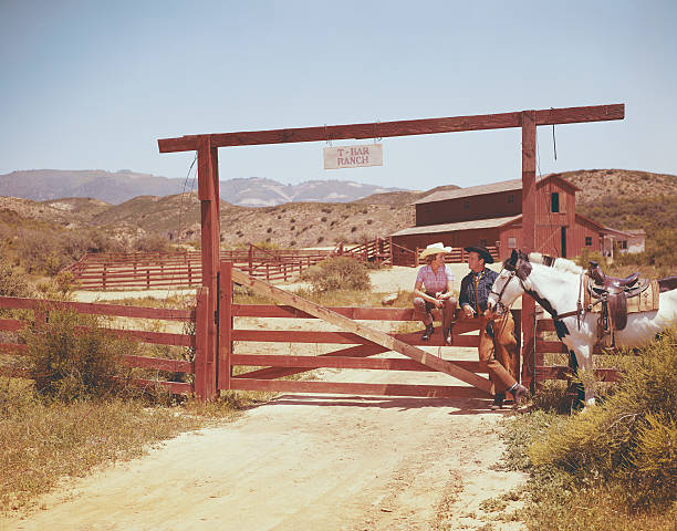 jovem casal conversando no portão ranch - 1955 - fotografias e filmes do acervo