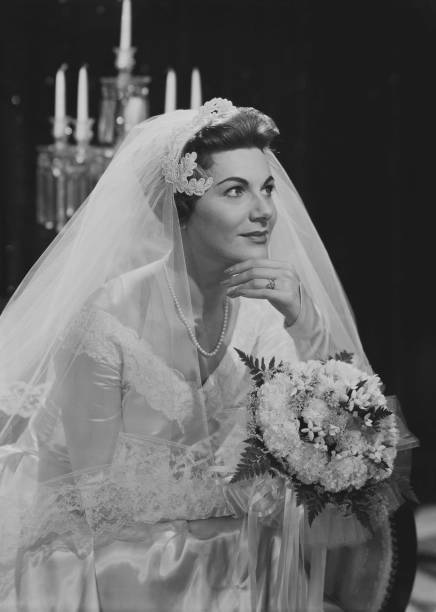 frau sitzt in hochzeit kleid, nahaufnahme - 1957 stock-fotos und bilder