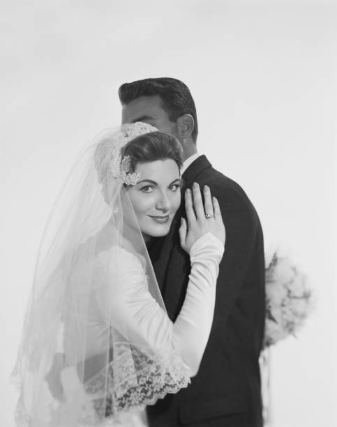 brautpaar umarmen, lächelnd - 1957 stock-fotos und bilder