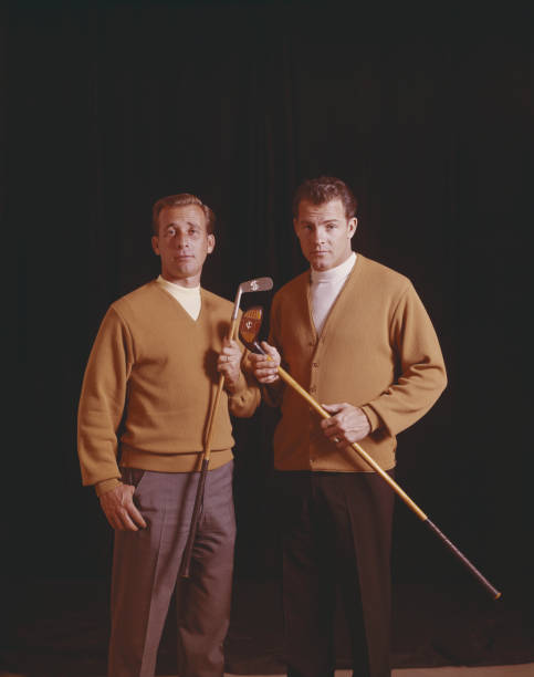 homens segurando golfo club contra fundo preto, retrato - 1966 - fotografias e filmes do acervo