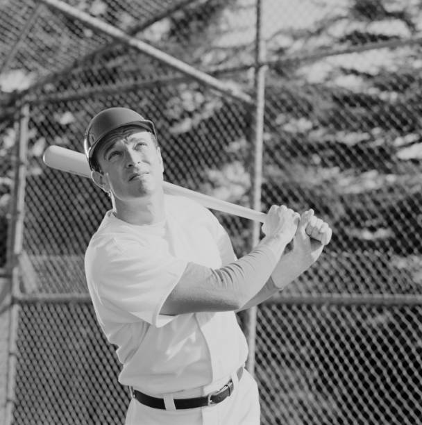 baseballista wahadłowy kij baseballowy - baseball player baseball holding bat zdjęcia i obrazy z banku zdjęć
