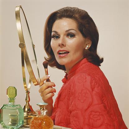 Mujer agarrando maquillaje cepillo, retrato photo