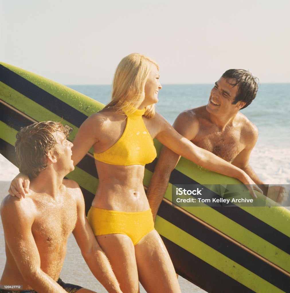 Mujeres y hombres jóvenes con tabla de surf en la playa, Sonriendo - Foto de stock de De Archivo libre de derechos