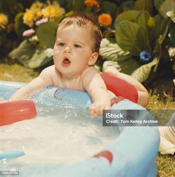 베이비 남자아이 게임하기 시 수영장 기록보관용에 대한 스톡 사진 및 기타 이미지 - 기록보관용, 아기, 1969년